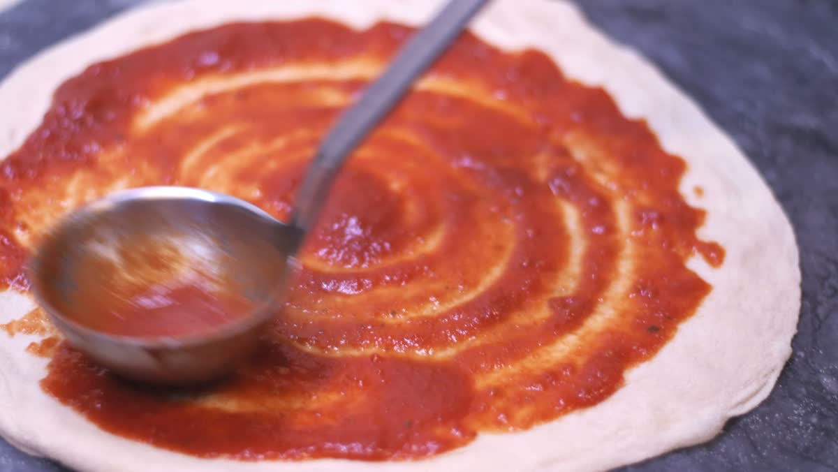 Příprava pizzy s rajčatovou omáčkou